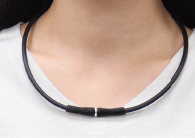 ブラック＆メタルシルバー50cm着用